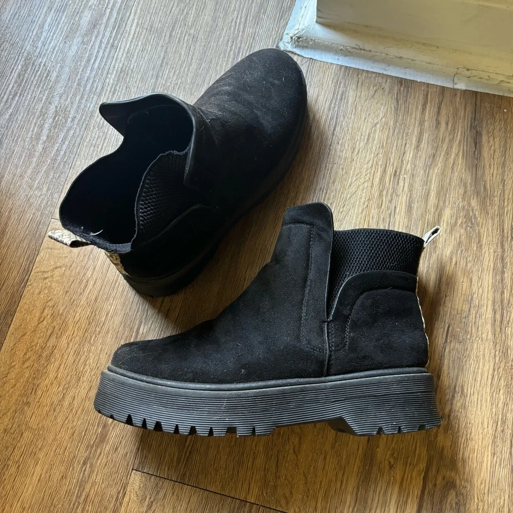 Super Cute Qupid Black Suede Ankle Boots w White Snakeskin Stripe-Size 8 - Picture 4 of 15